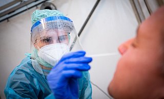 Mit einem negativen Vier-Punkt-Schnelltest in Nase und Rachen wollten sich Bielefelder, die keine Symptome aufweisen, aber in Quarantäne sind, "freitesten". Doch es gab Probleme. - Mike-Dennis Müller Mit einem negativen Vier-Punkt-Schnelltest in Nase und Rachen wollten sich Bielefelder, die keine Symptome aufweisen, aber in Quarantäne sind, "freitesten". Doch es gab Probleme. - Mike-Dennis Müller