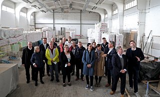 In einer alten Tabak-Lagerhalle entsteht ein Übungs- und Spielort für die Bremer Philharmoniker. Die Delegation aus Herford durfte die Baustelle besuchen. - Frank-Michael Kiel-Steinkamp In einer alten Tabak-Lagerhalle entsteht ein Übungs- und Spielort für die Bremer Philharmoniker. Die Delegation aus Herford durfte die Baustelle besuchen. - Frank-Michael Kiel-Steinkamp