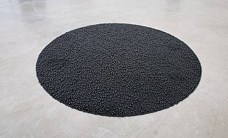 Die Arbeit "Turbulence (black)" von Mona Hatoum besteht aus vielen schwarzen Glaskugeln. Sie gehört zu den Arbeiten, deren Reiz sich erst im Museum wirklich erschließt. - Hans Schröder Die Arbeit "Turbulence (black)" von Mona Hatoum besteht aus vielen schwarzen Glaskugeln. Sie gehört zu den Arbeiten, deren Reiz sich erst im Museum wirklich erschließt. - Hans Schröder