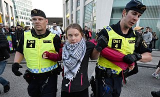 Polizisten führten Klimaaktivistin Greta Thunberg vom Platz vor der Arena ab. - Johan Nilsson/TT News Agency/AP/dpa Polizisten führten Klimaaktivistin Greta Thunberg vom Platz vor der Arena ab. - Johan Nilsson/TT News Agency/AP/dpa