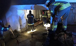 An der Rimbecker Straße in Osssendorf war Wasser in eine Tiefgarage gelaufen. - Feuerwehr Warburg An der Rimbecker Straße in Osssendorf war Wasser in eine Tiefgarage gelaufen. - Feuerwehr Warburg
