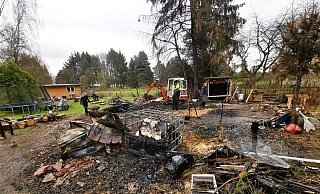 Brandruine: In der Gartenanlage am Brückfeld wurde im März das gerade erst durch die Familie Wennemann sanierte Gartenhaus ein Raub der Flammen. Der Sachschaden wurde auf 70.000 Euro beziffert. - privat/Wennemann Brandruine: In der Gartenanlage am Brückfeld wurde im März das gerade erst durch die Familie Wennemann sanierte Gartenhaus ein Raub der Flammen. Der Sachschaden wurde auf 70.000 Euro beziffert. - privat/Wennemann
