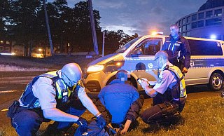 Die Jugendlichen wurden von der Polizeiverstärkung schließlich gewaltsam zu Boden gebracht und gefesselt. - Symbolfoto: Oliver Krato Die Jugendlichen wurden von der Polizeiverstärkung schließlich gewaltsam zu Boden gebracht und gefesselt. - Symbolfoto: Oliver Krato