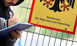 Das Bundesamt für Migration und Flüchtlinge (Bamf) untersteht dem Bundesinnenministerium. Die Mitarbeiter der Behörde entscheiden über Asylanträge. (Archivbild) - Julian Stratenschulte/dpa Das Bundesamt für Migration und Flüchtlinge (Bamf) untersteht dem Bundesinnenministerium. Die Mitarbeiter der Behörde entscheiden über Asylanträge. (Archivbild) - Julian Stratenschulte/dpa