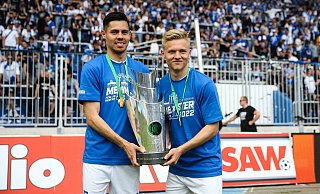 Raphael Obermair (l.) präsentiert mit Kumpel Andreas Müller nach dem Titelgewinn mit Magdeburg die Drittliga-Meistertrophäe. Am Samstag treffen beide nun in Paderborn als Gegenspieler aufeinander. - Imago Images Raphael Obermair (l.) präsentiert mit Kumpel Andreas Müller nach dem Titelgewinn mit Magdeburg die Drittliga-Meistertrophäe. Am Samstag treffen beide nun in Paderborn als Gegenspieler aufeinander. - Imago Images