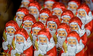 Schoko-Weihnachtsmänner sind in diesem Jahr vielfach deutlich teurer als 2023. - Henning Kaiser/dpa Schoko-Weihnachtsmänner sind in diesem Jahr vielfach deutlich teurer als 2023. - Henning Kaiser/dpa
