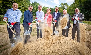 Thomas Finke (v. l., Umweltbetrieb), Umweltdezernent Martin Adamski, Architekt Kai Brüchner-Hüttemann, Jennifer Erdmann und Jörn Stöppel (Sparkassen-Stiftung), OB Pit Clausen sowie Stefan Dwilies (Sparkassen-Stiftung) lassen die Erde fliegen. - Mike-Dennis Müller Thomas Finke (v. l., Umweltbetrieb), Umweltdezernent Martin Adamski, Architekt Kai Brüchner-Hüttemann, Jennifer Erdmann und Jörn Stöppel (Sparkassen-Stiftung), OB Pit Clausen sowie Stefan Dwilies (Sparkassen-Stiftung) lassen die Erde fliegen. - Mike-Dennis Müller