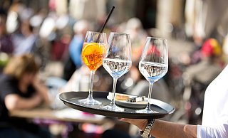 Ein Hotel-Restaurant im Kreis Höxter soll seine Angestellten nicht entlohnt haben - diese klagen nun vor dem Arbeitsgericht Paderborn. - Oliver Krato (Symbolbild) Ein Hotel-Restaurant im Kreis Höxter soll seine Angestellten nicht entlohnt haben - diese klagen nun vor dem Arbeitsgericht Paderborn. - Oliver Krato (Symbolbild)