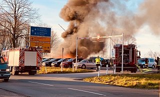 Auf dem Parkplatz brennen neun Autos, an fünf davon entsteht Totalschaden. - Feuerwehr Bad Wünnenberg Auf dem Parkplatz brennen neun Autos, an fünf davon entsteht Totalschaden. - Feuerwehr Bad Wünnenberg