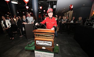 Die Schausteller sind mit der Tradition verbunden, beweist Drehorgelspieler Friedrich Korte. - Peter Steinert Die Schausteller sind mit der Tradition verbunden, beweist Drehorgelspieler Friedrich Korte. - Peter Steinert