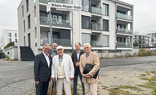 Besondere Straßennamen im Neubaugebiet Springbach Höfe in Paderborn. Bürgermeister Michael Dreier (v.l.), zweiter Vors. Oliver Westphal (l.h.), Professor Hubert Krawinkel (l.), erster Vors. Christoph Schulte-Nölke (r.), Klaus Hohmann (v.r.) - Josefin Stein Besondere Straßennamen im Neubaugebiet Springbach Höfe in Paderborn. Bürgermeister Michael Dreier (v.l.), zweiter Vors. Oliver Westphal (l.h.), Professor Hubert Krawinkel (l.), erster Vors. Christoph Schulte-Nölke (r.), Klaus Hohmann (v.r.) - Josefin Stein