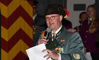 Thomas Spieker findet deutliche, aber auch hoffnungsvolle Worte - und verwettet seinen Obersthut. - Ulrich Petzold Thomas Spieker findet deutliche, aber auch hoffnungsvolle Worte - und verwettet seinen Obersthut. - Ulrich Petzold