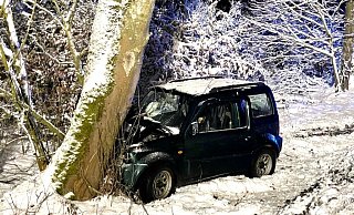 Der Suzuki prallt abseits der K11 vor einen massiven Baum. - Ralph Meyer Der Suzuki prallt abseits der K11 vor einen massiven Baum. - Ralph Meyer
