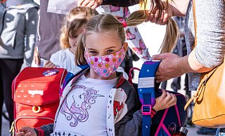 Grundschüler dürfen den Mund-Nasen-Schutz abnehmen, wenn sie während des Unterrichts auf ihrem Platz sitzen. - Jens Büttner/ picture alliance Grundschüler dürfen den Mund-Nasen-Schutz abnehmen, wenn sie während des Unterrichts auf ihrem Platz sitzen. - Jens Büttner/ picture alliance
