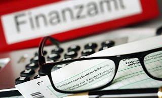Frisst viel Zeit: Bürokatische Hürden gibt es zahlreiche für die Vereine, das Finanzamt stellt besonders hohe Hindernisse auf, berichten Vereinschefs aus dem Kreis Höxter. - Oliver Berg/dpa Frisst viel Zeit: Bürokatische Hürden gibt es zahlreiche für die Vereine, das Finanzamt stellt besonders hohe Hindernisse auf, berichten Vereinschefs aus dem Kreis Höxter. - Oliver Berg/dpa