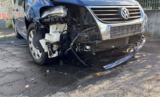 Der Fahrer dieses Autos fuhr breit durch Brake und konnte erst durch einen Zaun gebremst werden. - Polizei Bielefeld Der Fahrer dieses Autos fuhr breit durch Brake und konnte erst durch einen Zaun gebremst werden. - Polizei Bielefeld
