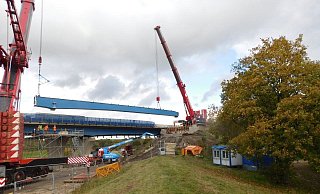 Schweben ein: Die Stahlträger für die A30-Werrebrücke. - Straßen NRW Schweben ein: Die Stahlträger für die A30-Werrebrücke. - Straßen NRW
