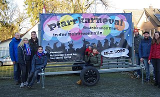 Stephan Kaup (v. l.), Jana Wessely, Daniel Brechmann, Magnus Brock,Oskar und Jennifer Sieweke, Frank Dirkschnieder, Matthias Kruse und VerenaPauleikhoff stellen den Hinweis für den Kartenvorverkauf für den Stukenbrocker Karneval auf. - Christian Nagel Stephan Kaup (v. l.), Jana Wessely, Daniel Brechmann, Magnus Brock,Oskar und Jennifer Sieweke, Frank Dirkschnieder, Matthias Kruse und VerenaPauleikhoff stellen den Hinweis für den Kartenvorverkauf für den Stukenbrocker Karneval auf. - Christian Nagel