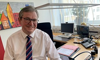 Für seinen Umgang mit den Sozialen Medien hat Paderborns Bürgermeister Michael Dreier, hier in seinem Amtszimmer in der Stadtverwaltung am Abdinghof, herbe Kritik einstecken müssen. - Jens Reddeker Für seinen Umgang mit den Sozialen Medien hat Paderborns Bürgermeister Michael Dreier, hier in seinem Amtszimmer in der Stadtverwaltung am Abdinghof, herbe Kritik einstecken müssen. - Jens Reddeker