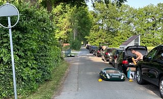 Hier an der Verlängerung der Nesthauser Straße suchten Badewütige bei sommerlichen Temperaturen einen Parkplatz - zum Lippesee sind es immerhin 15 Minuten Fußweg. - Ralf T. Mischer Hier an der Verlängerung der Nesthauser Straße suchten Badewütige bei sommerlichen Temperaturen einen Parkplatz - zum Lippesee sind es immerhin 15 Minuten Fußweg. - Ralf T. Mischer
