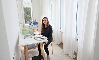 Im Erker hat sich Katrin Deutsch ihr lichtdurchflutetes Atelier eingerichtet. Hier kann sie künstlerisch arbeiten aber auch Entwürfe fürs Studium anfertigen. - Frank-Michael Kiel-Steinkamp Im Erker hat sich Katrin Deutsch ihr lichtdurchflutetes Atelier eingerichtet. Hier kann sie künstlerisch arbeiten aber auch Entwürfe fürs Studium anfertigen. - Frank-Michael Kiel-Steinkamp