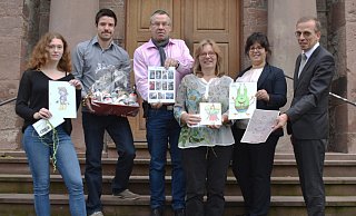 Die Gewinner Michelle Topp (3. Platz, v. l.), Maximilian Frischemeier und Karl Breker (für Sarah Breker, 5. Platz), Heike Tewes (1. Platz) mit Claudia Koch und Alexander Fischer. - Pia Schöning Die Gewinner Michelle Topp (3. Platz, v. l.), Maximilian Frischemeier und Karl Breker (für Sarah Breker, 5. Platz), Heike Tewes (1. Platz) mit Claudia Koch und Alexander Fischer. - Pia Schöning