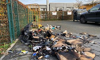 Brand an Gütersloher Kita: Die Plastikreste der Mülltonne sind mit dem Asphalt verschmolzen. - Christian Bröder Brand an Gütersloher Kita: Die Plastikreste der Mülltonne sind mit dem Asphalt verschmolzen. - Christian Bröder