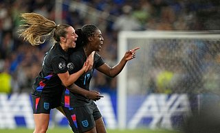 Englands Michelle Agyemang (r) feiert mit Ella Toone ihr spätes 1:1. - Martin Meissner/AP/dpa Englands Michelle Agyemang (r) feiert mit Ella Toone ihr spätes 1:1. - Martin Meissner/AP/dpa