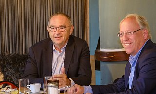 SPD-Chef Norbert Walter-Borjans (l.) machte auf seine Kommunalwahltour durch NRW auch in Bielefeld Halt, um Kandidat Pit Clausen zu unterstützen. - Andreas Zobe SPD-Chef Norbert Walter-Borjans (l.) machte auf seine Kommunalwahltour durch NRW auch in Bielefeld Halt, um Kandidat Pit Clausen zu unterstützen. - Andreas Zobe