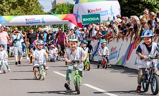 Kinder haben großen Spaß beim Laufradrennen der Initiative Kinder Joy of Moving bei der Lidl Deutschland Tour 2024 in Saarbrücken. - Daniel Löb Kinder haben großen Spaß beim Laufradrennen der Initiative Kinder Joy of Moving bei der Lidl Deutschland Tour 2024 in Saarbrücken. - Daniel Löb