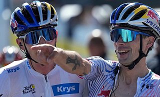 Florian Lipowitz (l.) und Primoz Roglic waren bis zuletzt gemeinsam bei der Tour de France erfolgreich. Wen das Team Red Bull Bora Hansgrohe zur Deutschland-Tour nach Gütersloh schickt, ist noch offen. - Mosa'ab Elshamy/AP/dpa Florian Lipowitz (l.) und Primoz Roglic waren bis zuletzt gemeinsam bei der Tour de France erfolgreich. Wen das Team Red Bull Bora Hansgrohe zur Deutschland-Tour nach Gütersloh schickt, ist noch offen. - Mosa'ab Elshamy/AP/dpa