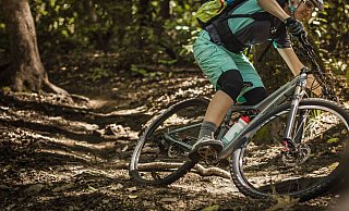 Mountainbiker lieben vor allem Gefällestrecken im Wald. Die können aber gefährlich sein. - imago images/Westend61 Mountainbiker lieben vor allem Gefällestrecken im Wald. Die können aber gefährlich sein. - imago images/Westend61