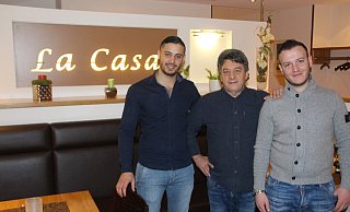 Daliele Gallucci und Giuseppe Vottari (außen) sind die neuen Herren im La Casa. Alt-Chef Donato Mancusi (Mitte) will sie zunächst noch unterstützen. - Alexander Graßhoff Daliele Gallucci und Giuseppe Vottari (außen) sind die neuen Herren im La Casa. Alt-Chef Donato Mancusi (Mitte) will sie zunächst noch unterstützen. - Alexander Graßhoff