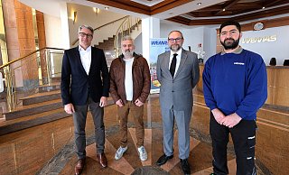 Das Gütersloher Unternehmen Wemas hat 15.000 für den türkischen Katastrophenschutz gespendet: Geschäftsführer Dirk Gößling (von links), der 1. Betriebsratsvorsitzender Murat Kundakci, Geschäftstführer Marco Linkenheil und der 2. Betriebsratsvorsitzende Edip Fidan sind froh, so Hilfe für die Erdbebenopfer leisten zu können.Türkei-Erdbeben: Zwei Beispiele für Anteilnahme und Hilfe aus dem Kreis GüterslohGriechische Gemeinde ruft zum Spenden auf, Fa. Wemas spendet 5.000 Euro, weil sie viele türkischstämmige Mitarbeiter hat und sich solidarisch zeigt. - Andreas Frücht Das Gütersloher Unternehmen Wemas hat 15.000 für den türkischen Katastrophenschutz gespendet: Geschäftsführer Dirk Gößling (von links), der 1. Betriebsratsvorsitzender Murat Kundakci, Geschäftstführer Marco Linkenheil und der 2. Betriebsratsvorsitzende Edip Fidan sind froh, so Hilfe für die Erdbebenopfer leisten zu können.Türkei-Erdbeben: Zwei Beispiele für Anteilnahme und Hilfe aus dem Kreis GüterslohGriechische Gemeinde ruft zum Spenden auf, Fa. Wemas spendet 5.000 Euro, weil sie viele türkischstämmige Mitarbeiter hat und sich solidarisch zeigt. - Andreas Frücht