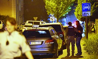 SEK-Beamte machen sich an der Ernst-Rein-Straße bereit für die bevorstehende Festnahme des Bewaffneten. - Barbara Franke SEK-Beamte machen sich an der Ernst-Rein-Straße bereit für die bevorstehende Festnahme des Bewaffneten. - Barbara Franke