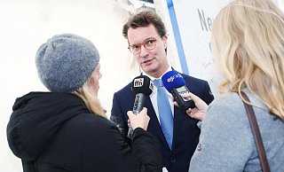Gefragter Interviewpartner: NRW-Verkehrsminister Hendrik Wüst gab in Borgholzhausen den letzten OWL-Abschnitt der A 33 für den Verkehr frei. - Sarah Jonek Gefragter Interviewpartner: NRW-Verkehrsminister Hendrik Wüst gab in Borgholzhausen den letzten OWL-Abschnitt der A 33 für den Verkehr frei. - Sarah Jonek