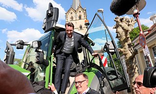 Hendrik Wüst erkletterte den Traktor von Ulrich Hempelmann aus Hiddenhausen. - Frank-Michael Kiel-Steinkamp Hendrik Wüst erkletterte den Traktor von Ulrich Hempelmann aus Hiddenhausen. - Frank-Michael Kiel-Steinkamp