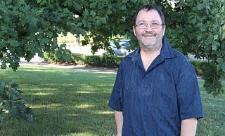 Bernhard Riedl im Garten unter einer mehr als 100 Jahre alten Eiche. Riedl tritt für die Partei als Landratskandidat an. - Dirk Windmöller Bernhard Riedl im Garten unter einer mehr als 100 Jahre alten Eiche. Riedl tritt für die Partei als Landratskandidat an. - Dirk Windmöller