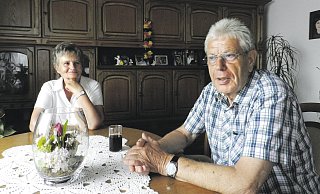 Seit über 50 Jahren verheiratet: Gerhard Holtmeiers Ehefrau Ursula weiß, wie viel ihrem Gatten der Bünder SV bedeutet. Während der gerade laufenden Fußball-Europameisterschaft gibt es aber auch ein wenig Dekoration in den Deutschland-Farben am Wohnzimmerschrank. - Thorsten Mailänder Seit über 50 Jahren verheiratet: Gerhard Holtmeiers Ehefrau Ursula weiß, wie viel ihrem Gatten der Bünder SV bedeutet. Während der gerade laufenden Fußball-Europameisterschaft gibt es aber auch ein wenig Dekoration in den Deutschland-Farben am Wohnzimmerschrank. - Thorsten Mailänder