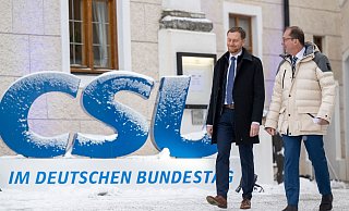 Sachsens Ministerpräsident Michael Kretschmer und CSU-Landesgruppenchef Alexander Dobrindt (r) zum Abschluss der CSU-Winterklausur im Kloster Seeon. - Peter Kneffel/dpa Sachsens Ministerpräsident Michael Kretschmer und CSU-Landesgruppenchef Alexander Dobrindt (r) zum Abschluss der CSU-Winterklausur im Kloster Seeon. - Peter Kneffel/dpa