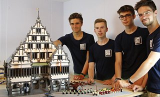 Beeindruckend: (v.l.) Luca Olszewski (17), Sebastian Brumby (18), Moritz Lütke Westhues (16) und Ben Pleininger (17) zeigen stolz ihr knapp ein Meter hohes Lego-Modell des Paderborner Rathauses. - Nathalie Voigt Beeindruckend: (v.l.) Luca Olszewski (17), Sebastian Brumby (18), Moritz Lütke Westhues (16) und Ben Pleininger (17) zeigen stolz ihr knapp ein Meter hohes Lego-Modell des Paderborner Rathauses. - Nathalie Voigt