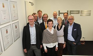Erfolgreich: Die Gesellschafterinnen und Gesellschafter von HPS mit Achim Landt (v. l.), Jürgen Haubrock, Dirk Pönnighaus, Martin Schrahe, Cornelia Bensmann, Dirk Stakelbeck, Heike Niemann, Sebastian Birke und Bernd Kristen. - Peter Steinert Erfolgreich: Die Gesellschafterinnen und Gesellschafter von HPS mit Achim Landt (v. l.), Jürgen Haubrock, Dirk Pönnighaus, Martin Schrahe, Cornelia Bensmann, Dirk Stakelbeck, Heike Niemann, Sebastian Birke und Bernd Kristen. - Peter Steinert