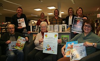 Büchereileiterin Regine Schlüter-Ruff (2. v. r.) und viele Mitstreiter präsentieren das neue Halbjahresprogramm. - Karin Wessler Büchereileiterin Regine Schlüter-Ruff (2. v. r.) und viele Mitstreiter präsentieren das neue Halbjahresprogramm. - Karin Wessler
