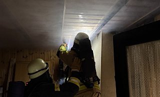 Um an den Brandherd zu kommen, musste die Feuerwehr die Vertäfelung in einer Gartenhütte entfernen. - FFW Höxter Um an den Brandherd zu kommen, musste die Feuerwehr die Vertäfelung in einer Gartenhütte entfernen. - FFW Höxter