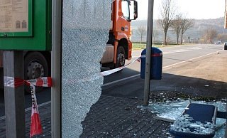 Die Glasscheiben sind in tausend Stücke zersprungen und liegen im Inneren. - Torsten Wegener Die Glasscheiben sind in tausend Stücke zersprungen und liegen im Inneren. - Torsten Wegener