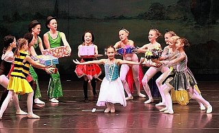Beim Konzert des Polizeichores tanzt die Ballettschule Detmold das Märchen von Kornei Tschukowski. Beim Konzert des Polizeichores tanzt die Ballettschule Detmold das Märchen von Kornei Tschukowski.
