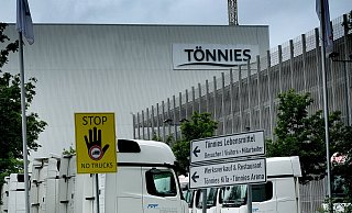 Werkverträge im Kernbereich der Fleischindustrie, zu denen die Schinkenzerlegung im Fleischwerk Tönnies gehört, sind seit 1. Januar 2020 verboten. - Andreas Frücht Werkverträge im Kernbereich der Fleischindustrie, zu denen die Schinkenzerlegung im Fleischwerk Tönnies gehört, sind seit 1. Januar 2020 verboten. - Andreas Frücht