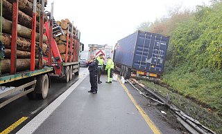 Für die Bergung des Lkw musste die Fahrbahn für mindestens eine Stunde voll gesperrt werden. - Charlotte Mahncke Für die Bergung des Lkw musste die Fahrbahn für mindestens eine Stunde voll gesperrt werden. - Charlotte Mahncke
