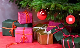 Gehören irgendwie dazu: Geschenke unter dem Weihnachtsbaum. Aber muss der Inhalt immer zwingend neu sein? - Jens Kalaene/dpa-Zentralbild/dpa-tmn Gehören irgendwie dazu: Geschenke unter dem Weihnachtsbaum. Aber muss der Inhalt immer zwingend neu sein? - Jens Kalaene/dpa-Zentralbild/dpa-tmn