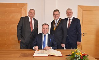 Da war die Welt noch in Ordnung: Kurz vor seinem Festvortrag durfte sich Clemens Tönnies in das Goldenen Buch der Stadt Paderborn eintragen. - Stadt Paderborn Da war die Welt noch in Ordnung: Kurz vor seinem Festvortrag durfte sich Clemens Tönnies in das Goldenen Buch der Stadt Paderborn eintragen. - Stadt Paderborn